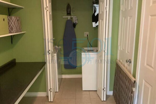 Building Photo - 2BR/1BA brick bungalow in Stiff Station, steps from UAMS!