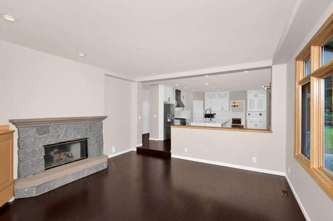 Building Photo - Large 4 Bedroom Home in Marymoor Hill