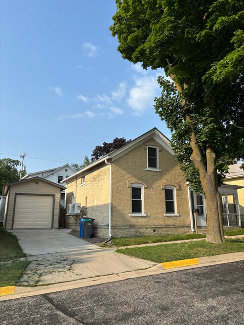 Building Photo - 210 Cole St