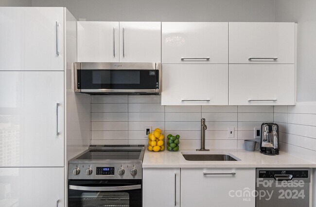 Building Photo - 307 W Trade St