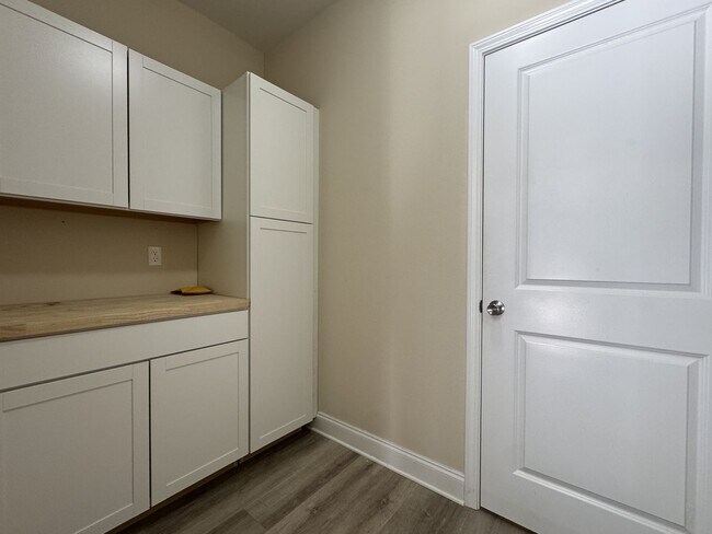 Building Photo - $500 OFF in NOVEMBER: Move-In Special!