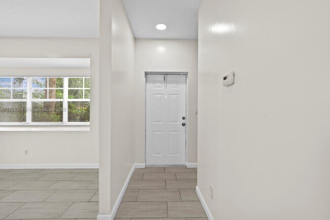 Building Photo - 2700 Creekside Dr