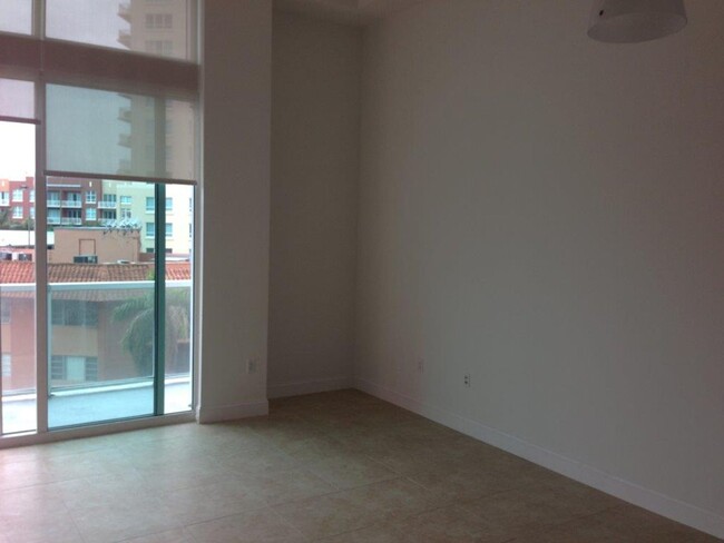 Building Photo - Stunning 1BR with Skyline Views