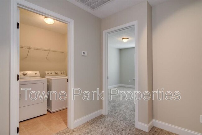 Building Photo - 232 Mossy Bank Dr