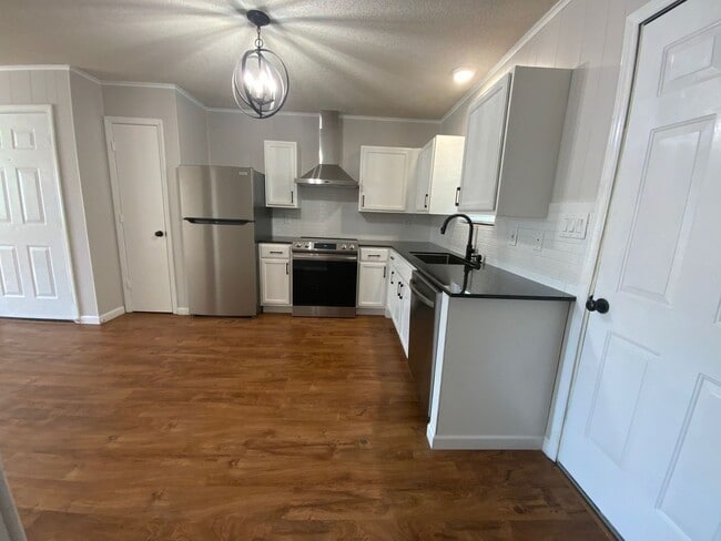 Building Photo - Welcome to Ravenwood Drive!