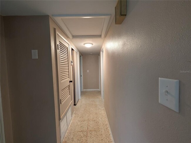 Building Photo - 208 Oakwood Dr