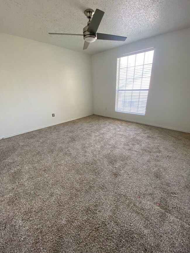 Building Photo - WATERFORD WEST CAMPUS - 4 BEDROOM - $2800