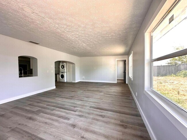 Building Photo - 1455 NE Silver Maple Way