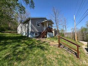 Building Photo - Cozy 2 Bedroom 1 Bathroom Home Nestled in ...