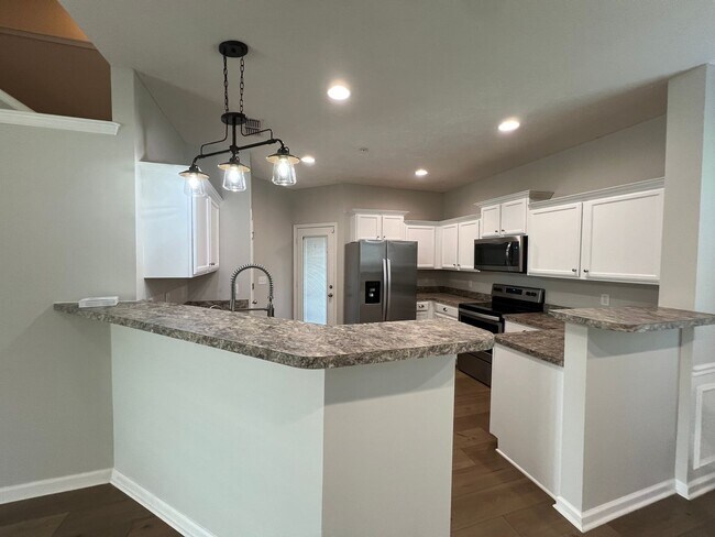 Building Photo - Move-in Special! Available Immediately! Gorgeous 4 Bedroom 3 Bath in Creeksbend Subdivision