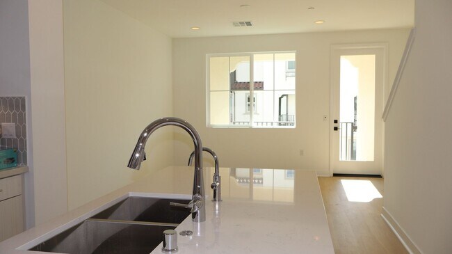 Building Photo - FOR RENT Amazing 4 bedrooms townhome in El Cajon City FOR RENT!!!!!!!!!!!!