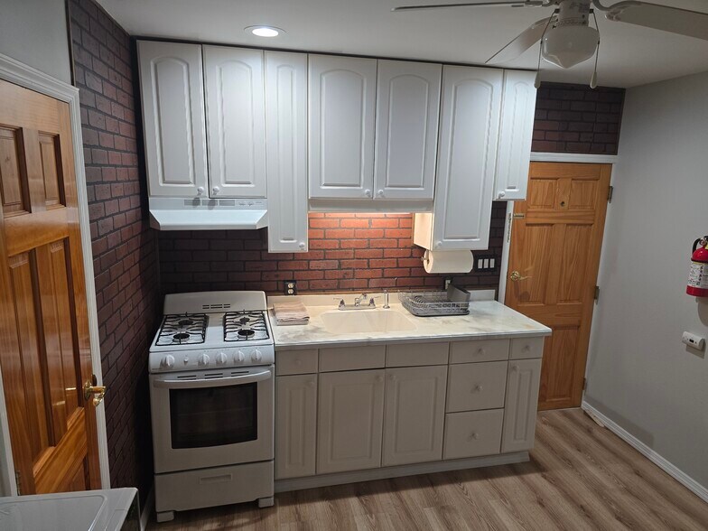 Sink area with large cabinets and stove/oven - 510 North St