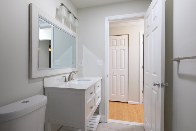 Building Photo - Renovated Entry Level - Castle Harbour Con...