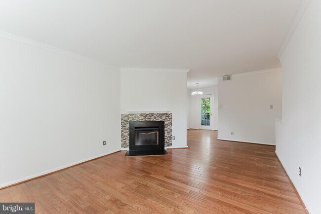 Building Photo - 2725 S Walter Reed Dr
