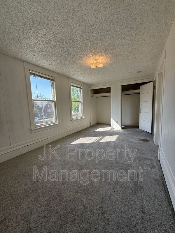 Building Photo - 911 5th Ave N