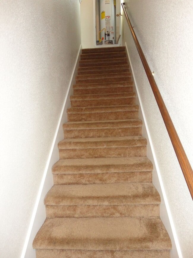 Building Photo - Nice 4 bedroom house close to down town!