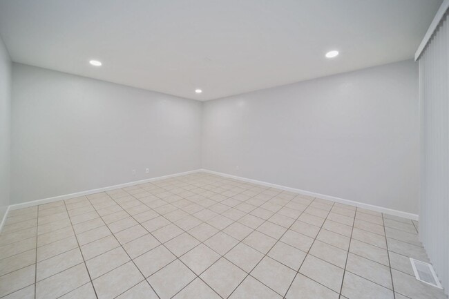 Building Photo - Classic rambler has 3 bedrooms, 1.75 baths, North Thurston School District