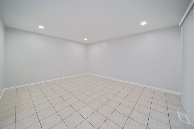 Building Photo - Classic rambler has 3 bedrooms, 1.75 baths...