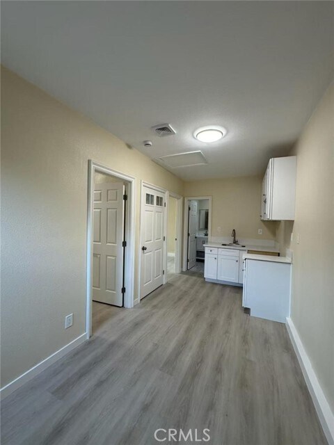 Building Photo - 2032 Victoria Dr