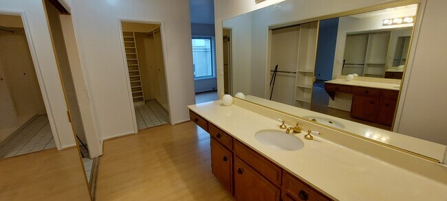 Building Photo - 1122 Peck Dr