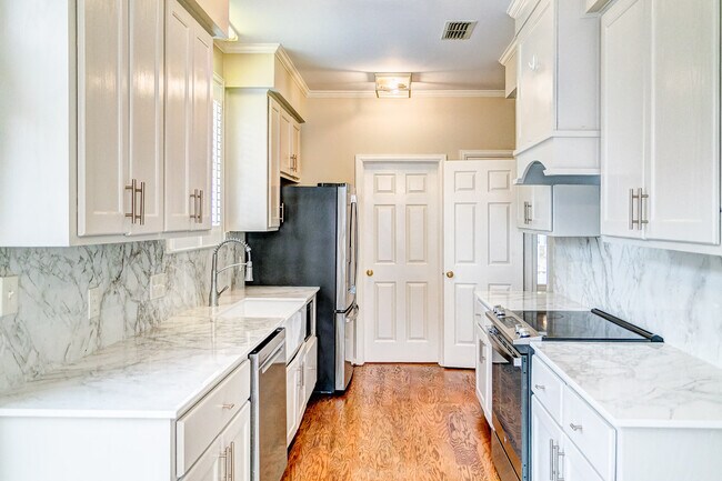 Building Photo - 8141 Oak Alley