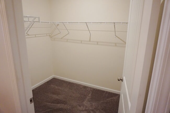 Building Photo - 2221 Silverton Dr