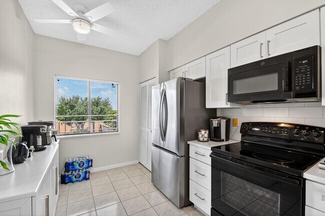 Building Photo - 6193 Pointe Regal Cir