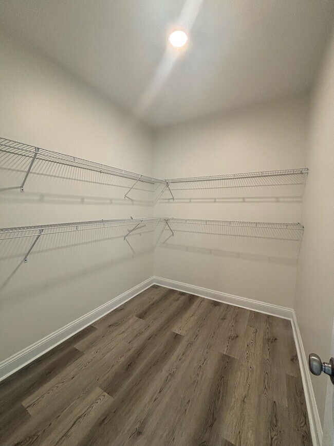 Building Photo - 645 Glensford Dr