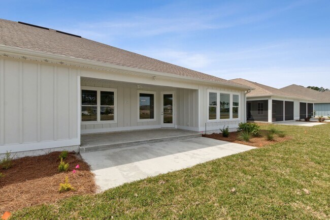 Building Photo - Resort Style living, minutes to town!