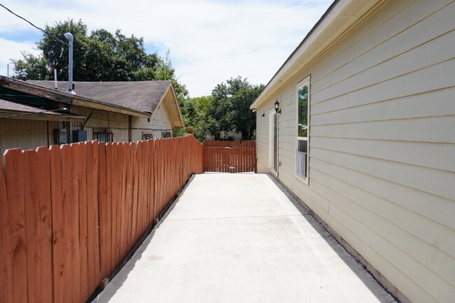 Building Photo - Beacon Hill, 3 Bedroom, 2 Bathroom, 2017 Build, ***Solar Panels, Utilities Average $40 per month***