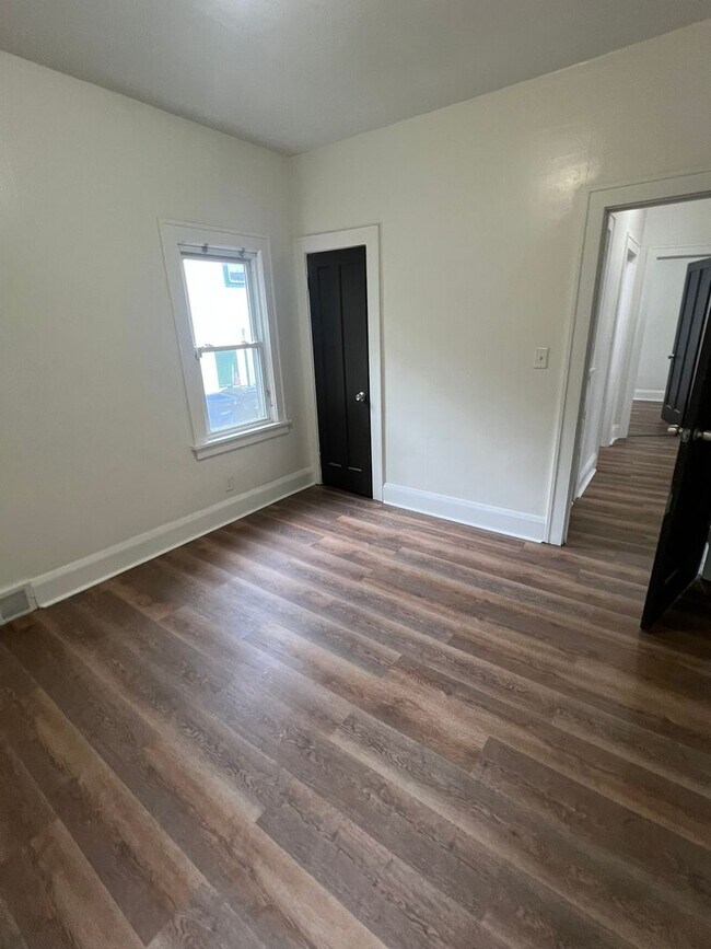 Building Photo - Charming 4-Bedroom Single-Family Home in C...