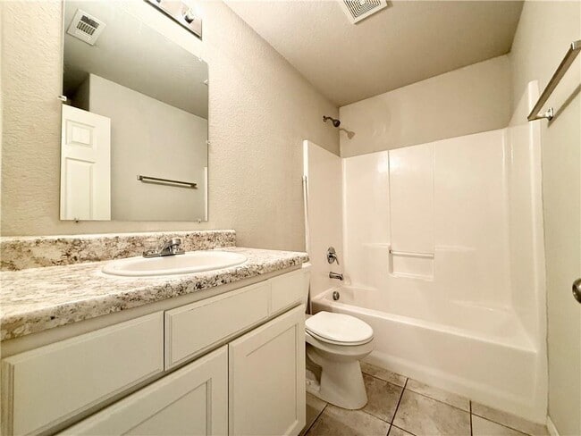 Building Photo - 868 NW Evans Cir