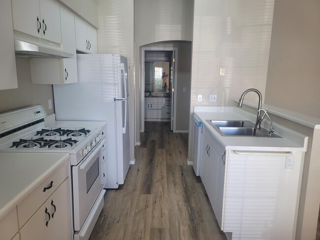 Building Photo - 2 Bedroom Sawmill Cove Unti Contact Proper...