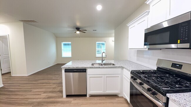 Building Photo - 3 Bedroom 2 Bath 2 Car Garage Duplex in Gr...