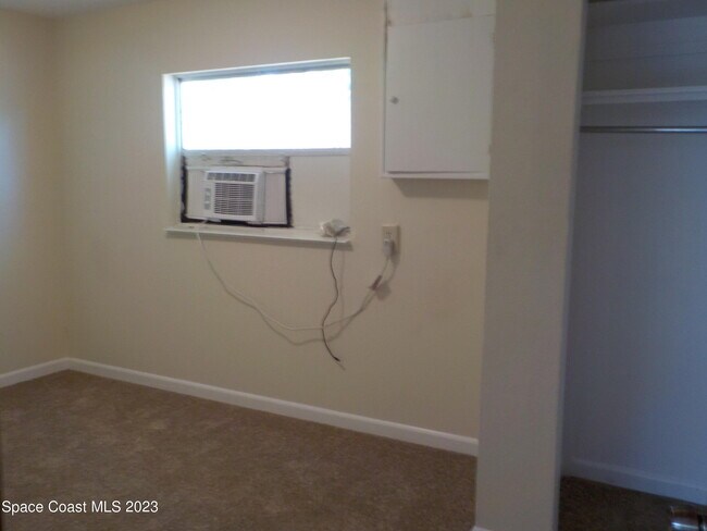 Building Photo - 636 Hampton Dr NE
