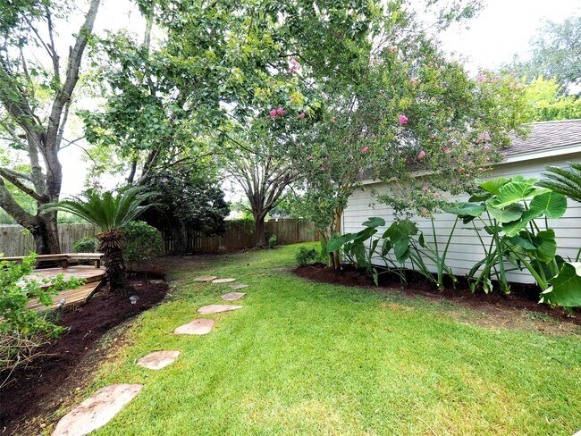 Building Photo - 15122 Greenleaf Ln