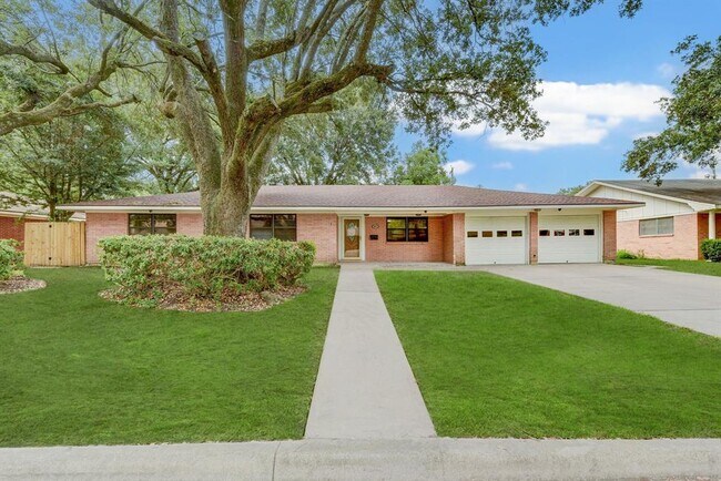Primary Photo - 803 Rosewood Dr