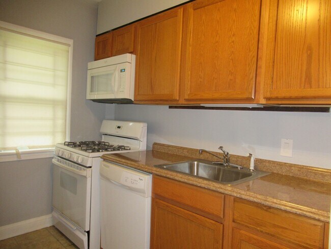 Building Photo - Charming 3 Bedroom/1 Bathroom Townhome with Finished Basement in New Northwood, MD!