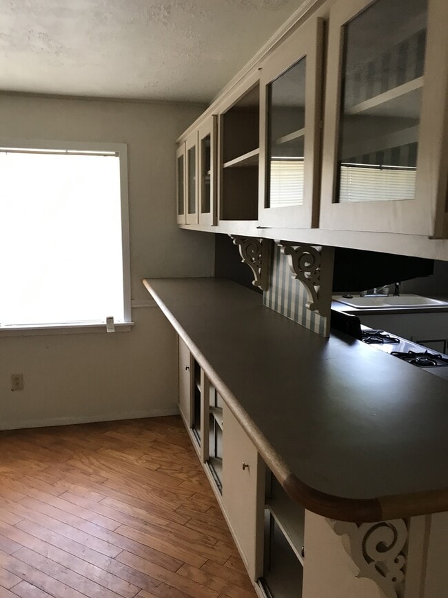 Building Photo - Beautiful Home! Perfect location