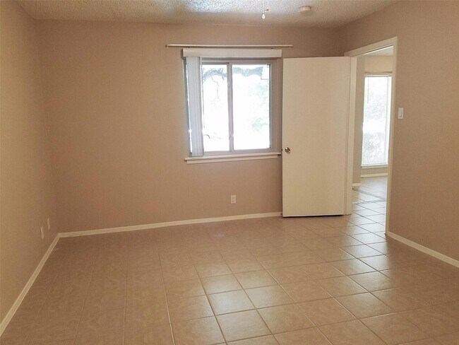 Building Photo - 3513 Westchester Ave