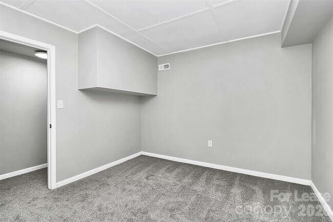 Building Photo - 526 Julia Ave