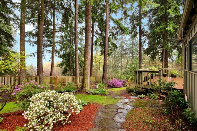 Building Photo - Luxury 3-bedroom Kirkland Bungalow