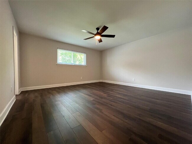 Building Photo - 3 Bedroom Home for Rent in Houston 77096 | Updated Home with Large Backyard