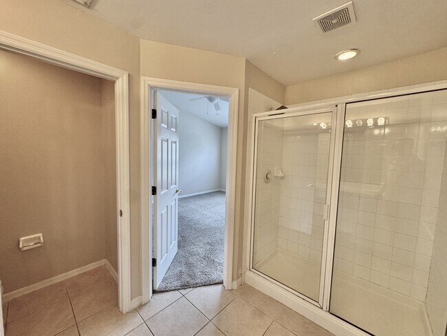Building Photo - 912 Hampton Cir