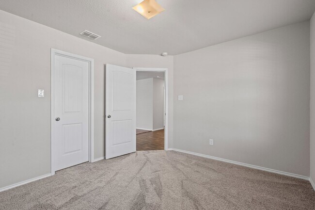 Building Photo - Craftsman in Cleburne