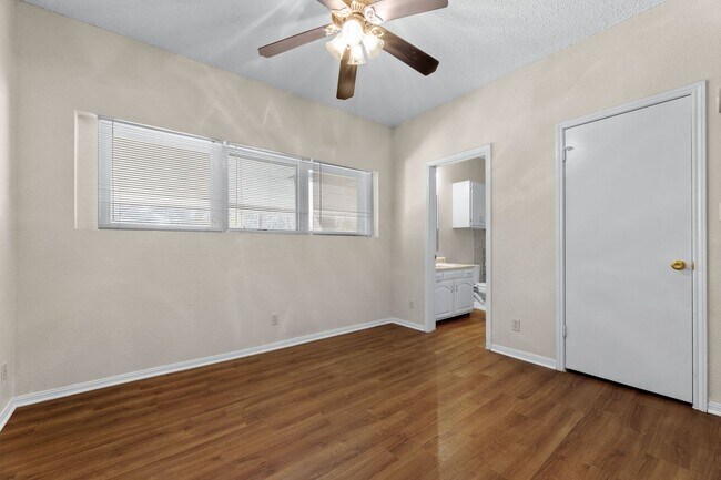 Building Photo - IMMEDIATE MOVE IN: West Campus 2 Bed/2 Bath