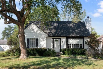Building Photo - 4 Bed 2 Bath Home with a large kitchen and...