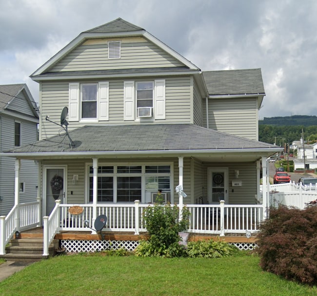 Building Photo - 421 Academy St