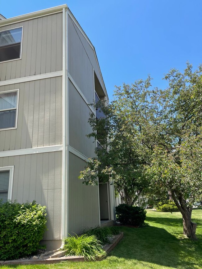 Building Photo - Great 2 Bed 1.5 Bath Condo by Foothills Mall!