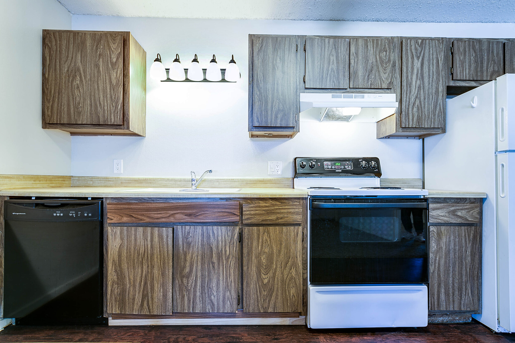 Kitchen - Stadium Oaks Apartments